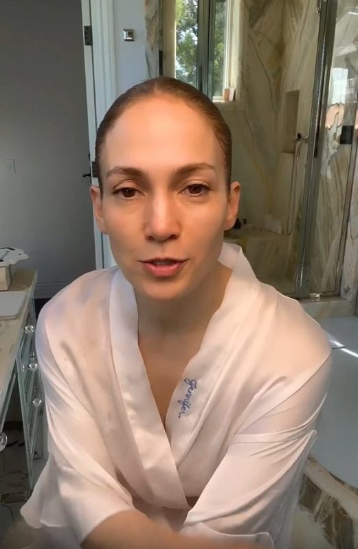 «Such a face at 54?» Jennifer Lopez showed herself without makeup