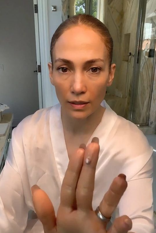 «Such a face at 54?» Jennifer Lopez showed herself without makeup